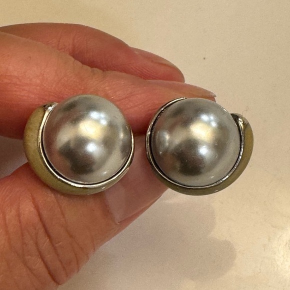 CLIP ON EARRINGS grey faux pearl and enamel on silver tone backing Vintage 80s - Picture 10 of 11